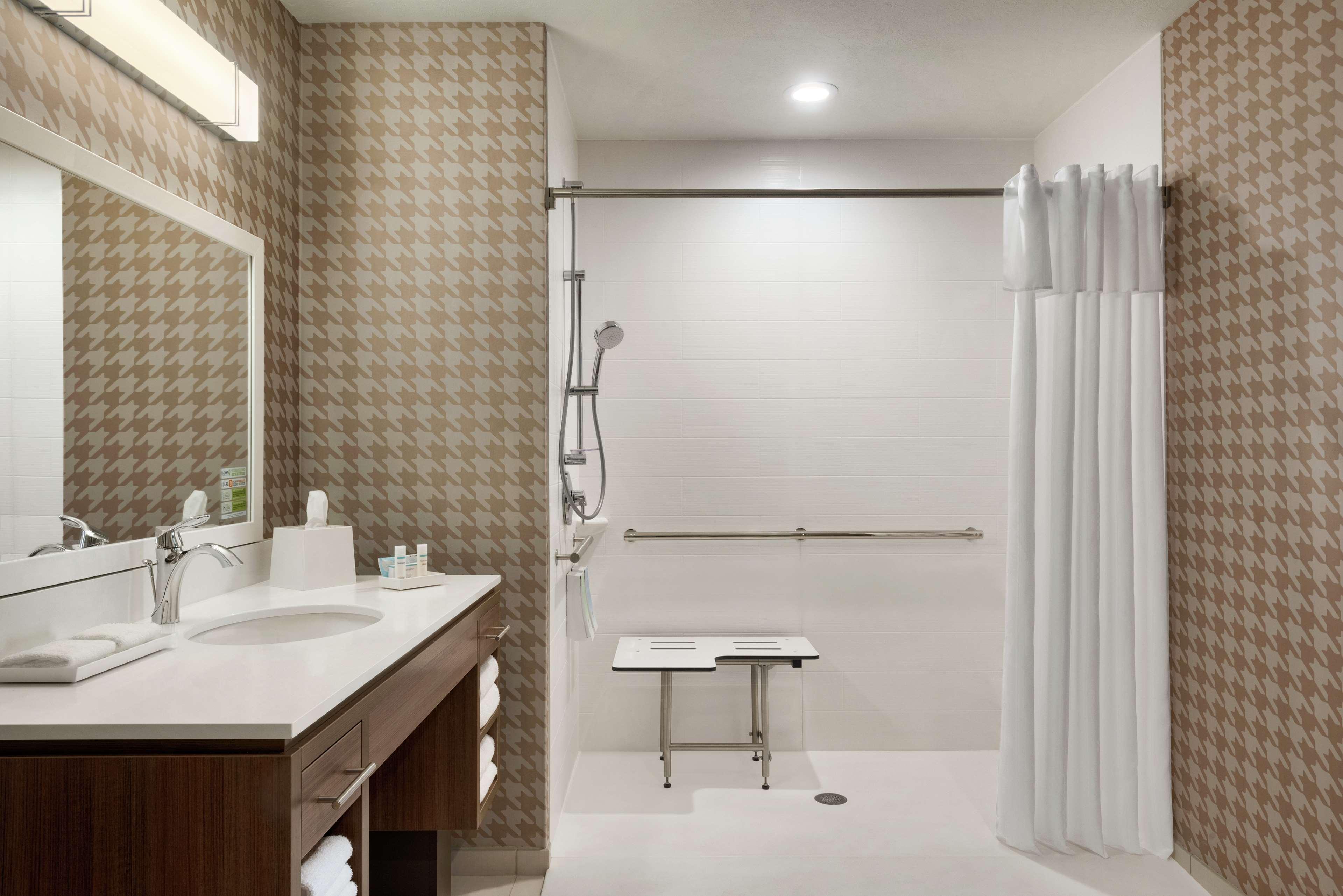 Home2 Suites By Hilton Bismarck Exterior photo